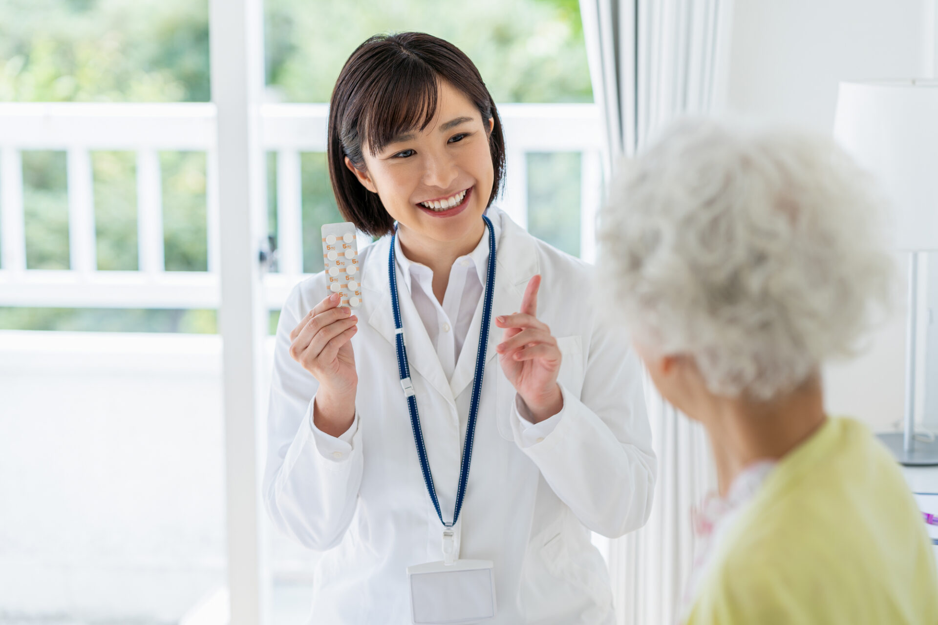 写真:医者と患者